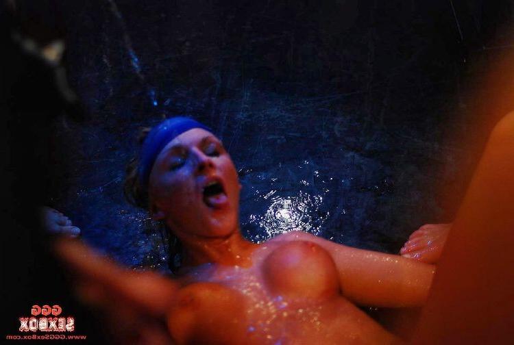 15P Two hotties get their faces cleaned with spray of piss