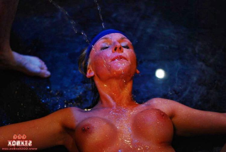 15P Two hotties get their faces cleaned with spray of piss