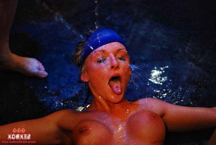 15P Two hotties get their faces cleaned with spray of piss