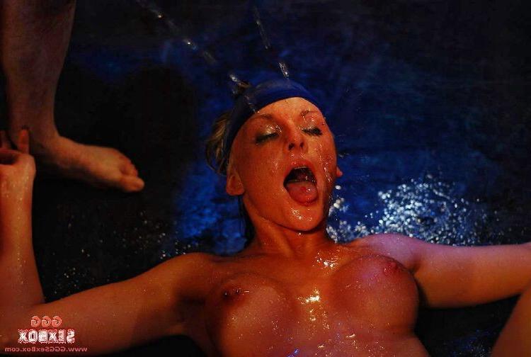 15P Two hotties get their faces cleaned with spray of piss