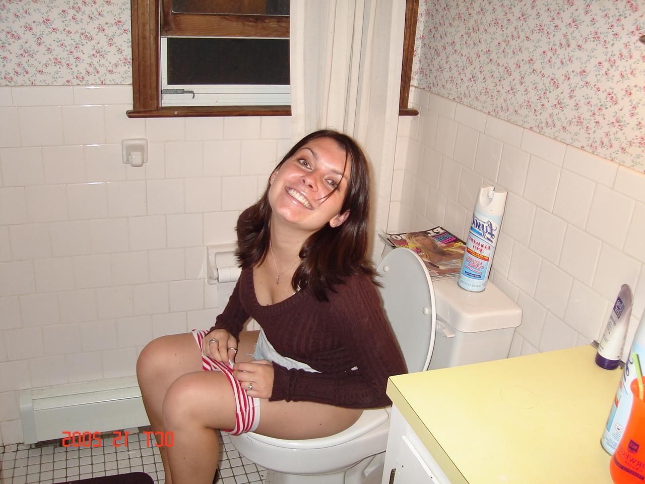 16P Amateur girls peeing