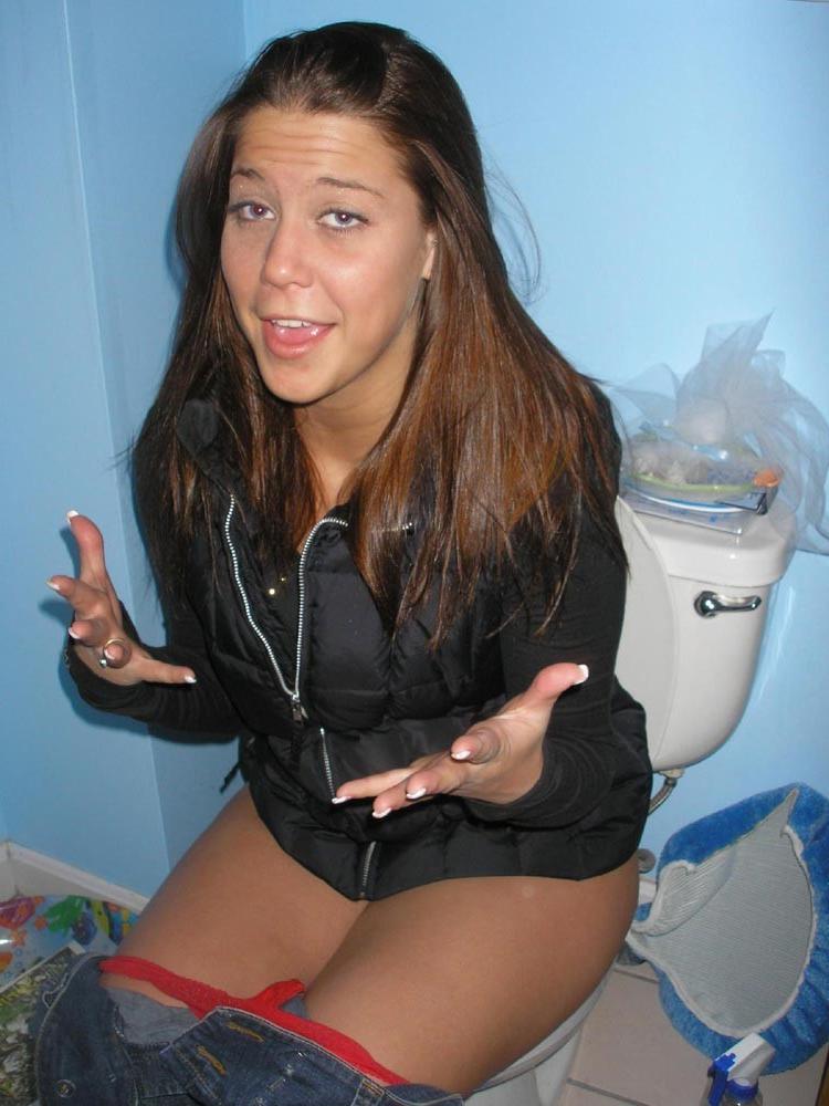 16P Amateur girls peeing