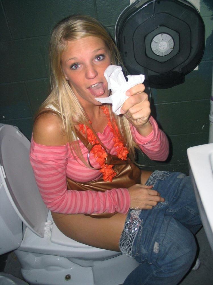 16P Amateur girls peeing