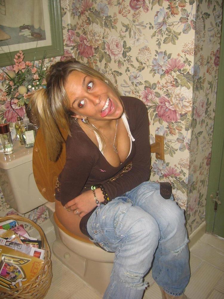 16P Amateur girls peeing
