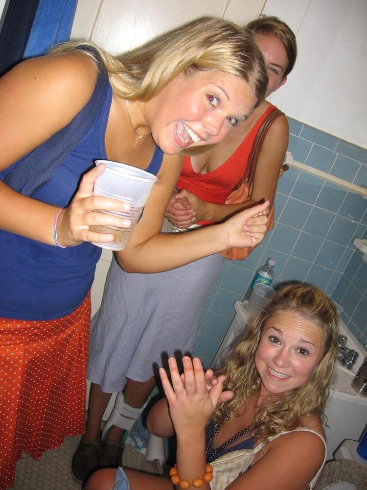 16P Amateur girls peeing