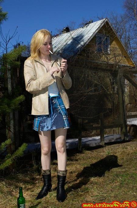 16P Nice teen sunbathing and peeing