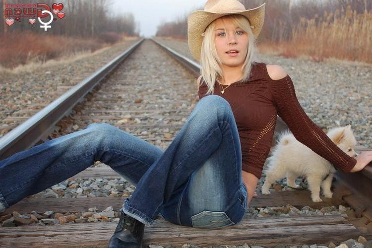 15P Little cowgirl drops her pants and pisses on the tracks