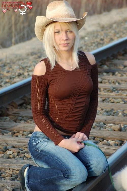15P Little cowgirl drops her pants and pisses on the tracks