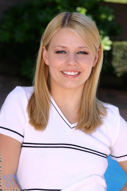 9P Blonde teen gets wet while shes getting her back rubbed by lucky guy with lotion