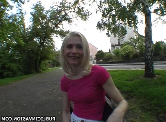 16P cheap slut taking the cock in the wide open park