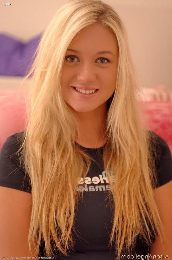 15P Die vollbusige blonde Alison Angel hat Spaß im Schlafzimmer