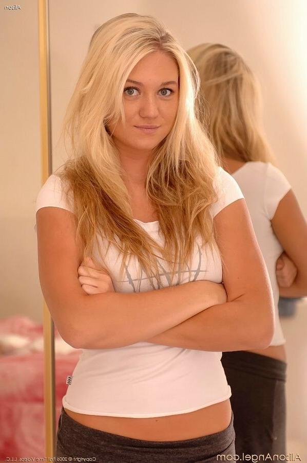 15P Die vollbusige blonde Alison Angel hat Spaß im Schlafzimmer