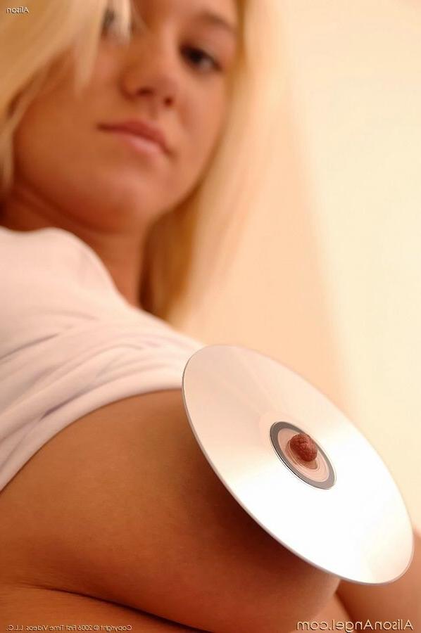 15P Die vollbusige blonde Alison Angel hat Spaß im Schlafzimmer