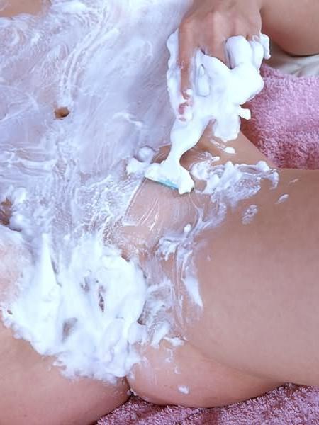 18P Shaved pussy shaving whole body