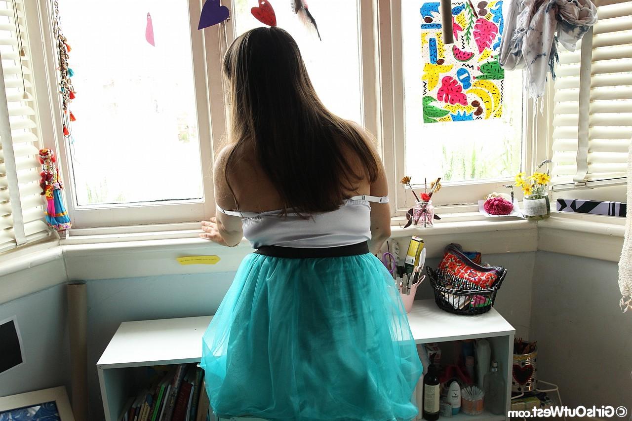 15P Curvy Aussie babe strips in her bedroom