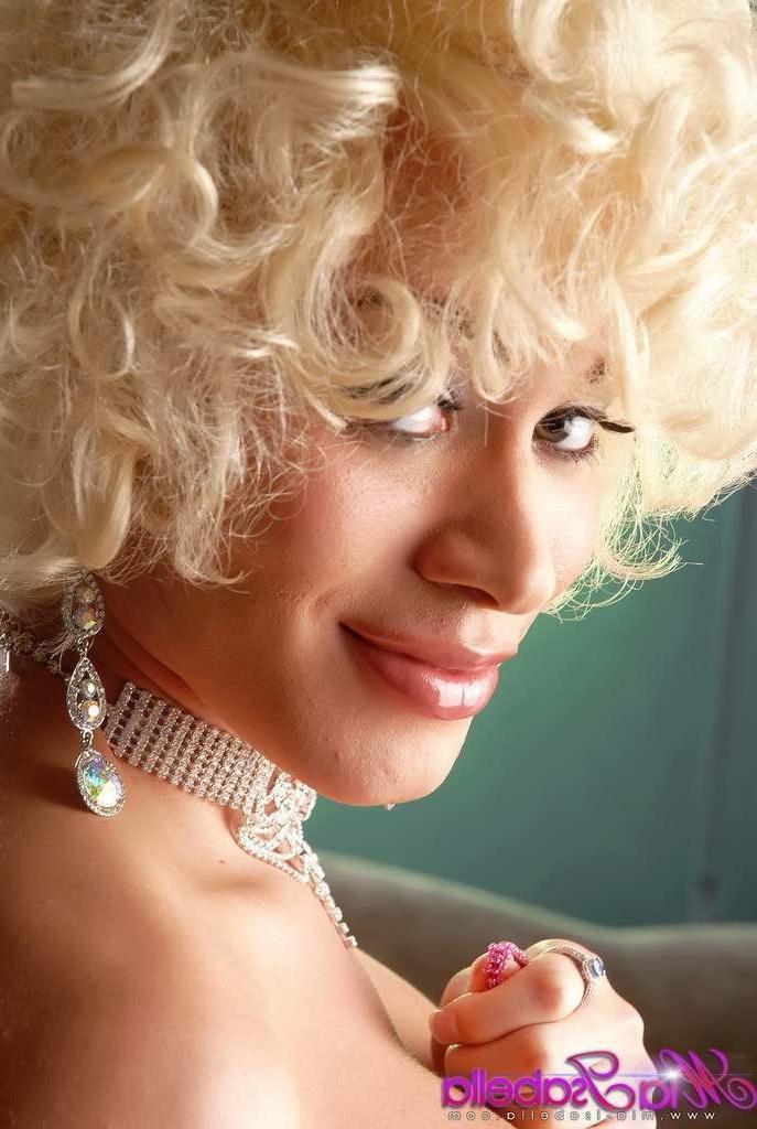 16P Hot shemale in a blonde wig
