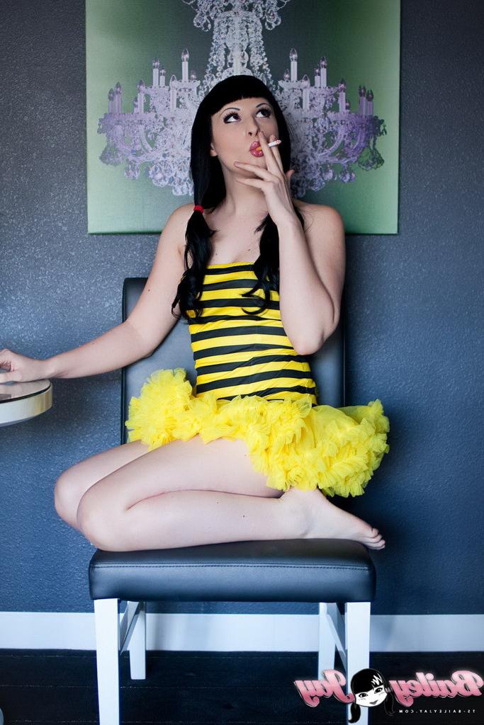 16P Beautiful shemale in silly outfit