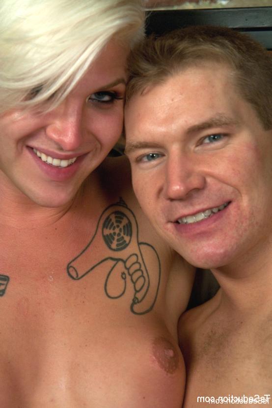 16P A blonde tattoeed tranny fucks a guy in the butthole
