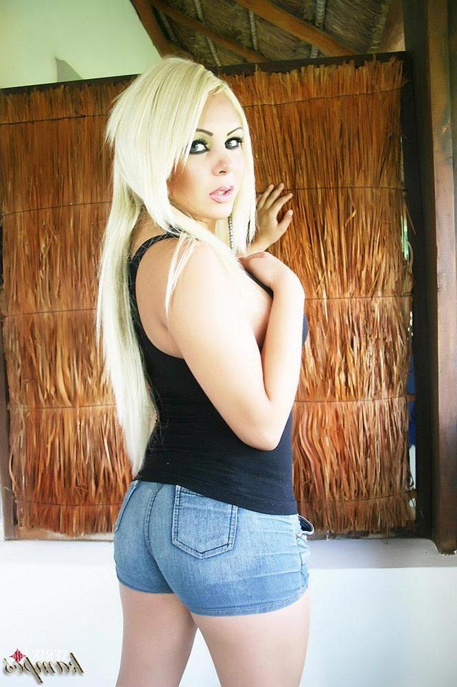 15P Cute Shemale Afrika Kampos In Teases In Short Shorts