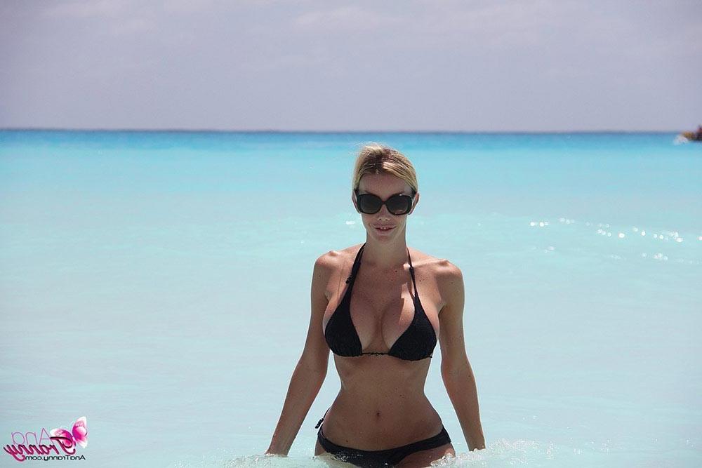 12P Shemale Ana Mancini Out For A Swim