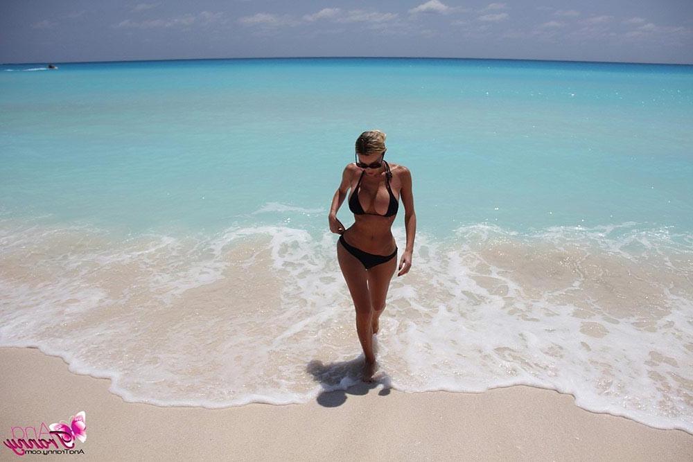 12P Shemale Ana Mancini Out For A Swim