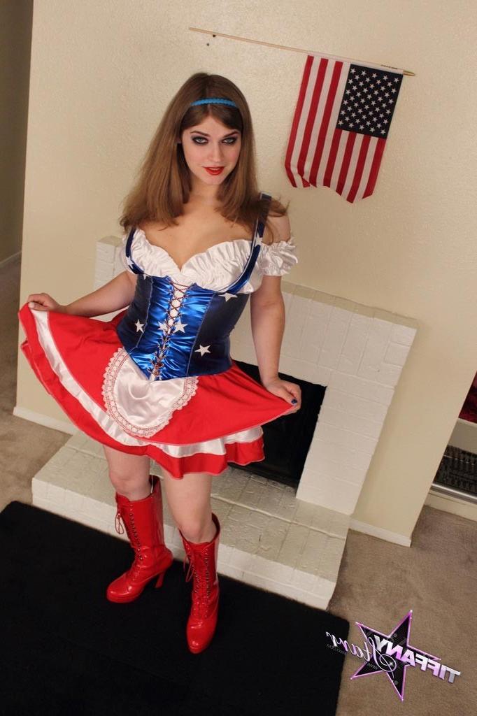 12P Shemale Tiffany Starr sticks a flag into her asshole