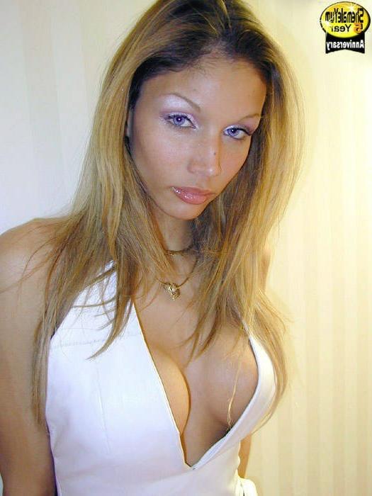3P Awesome shemale posing for you