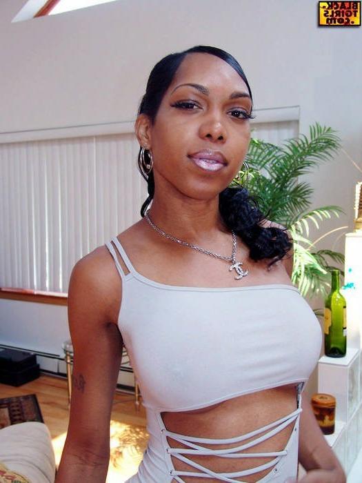 16P Black shemale taking off her clothes