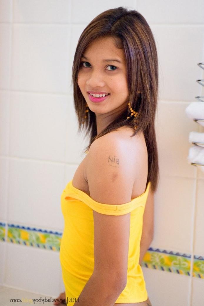 15P petite thai ladyboy exposing tasty butthole
