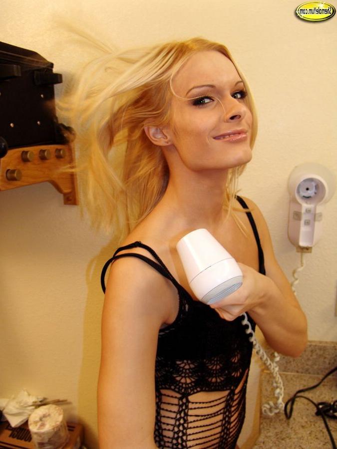 15P Blonde Bombshell Shemale Fingers Her Sweet Little Ass