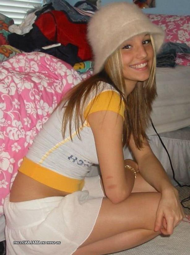 15P Sizzling amateur girlfriends pose for BFs at home