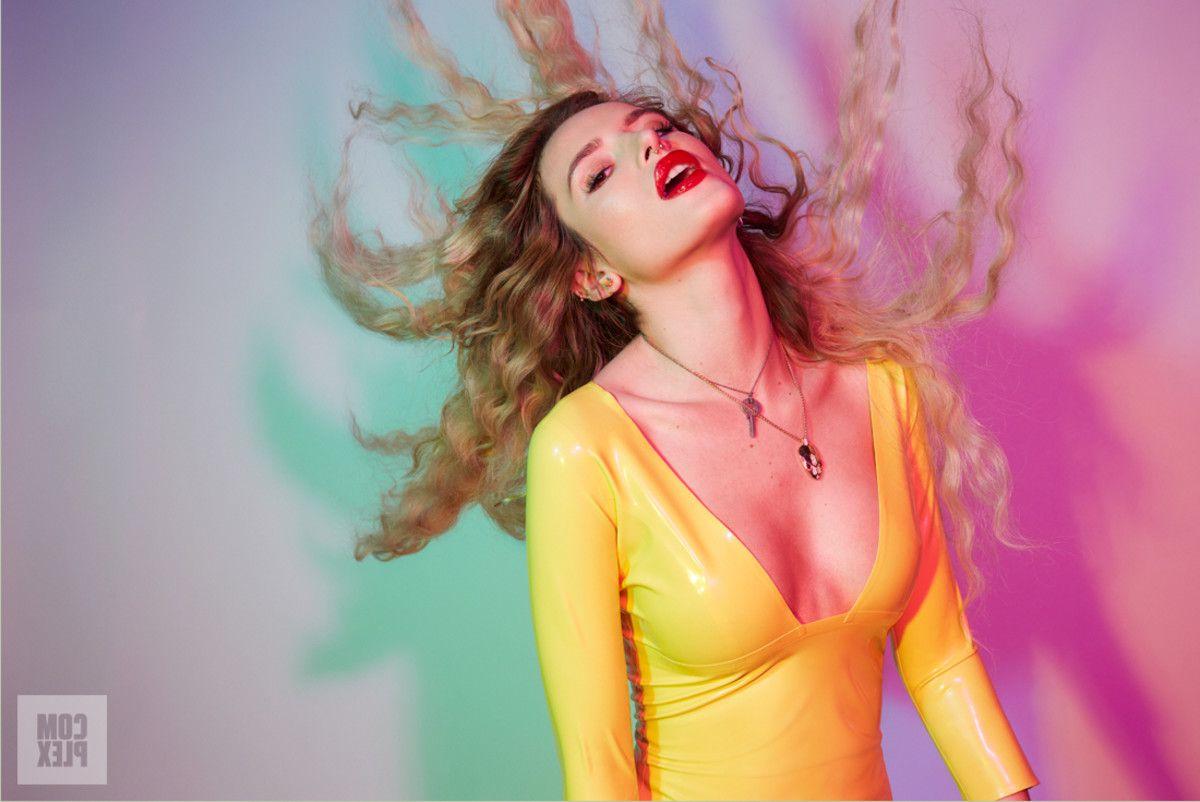 22P Bella Thorne Sexy