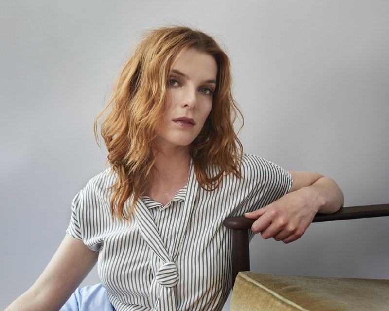 7P Alison Brie & Betty Gilpin Sexy