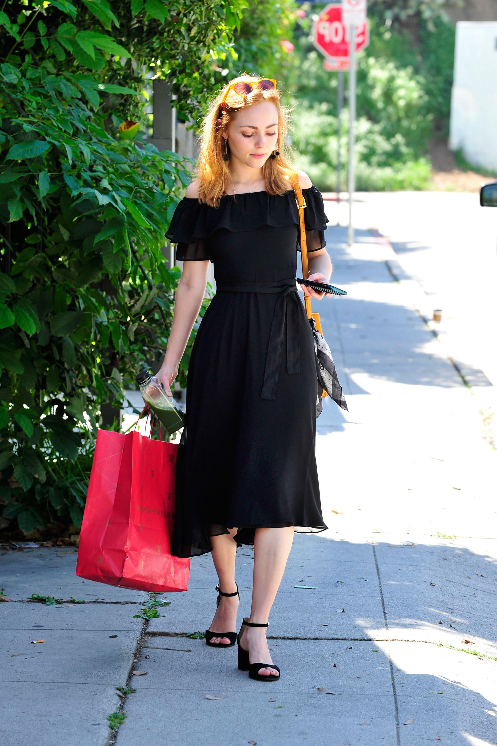6P AnnaSophia Robb Sexy Street Photos