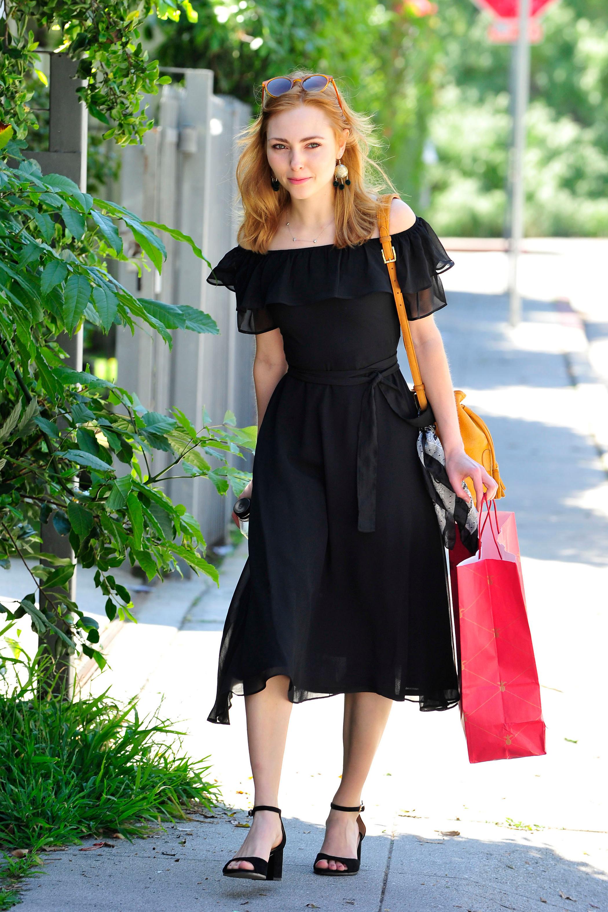 6P AnnaSophia Robb Sexy Street Photos