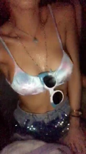 25P Dani Thorne & Bella Thorne Sexy