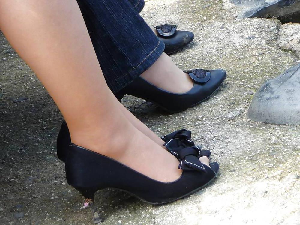 11P Japanese Candids - Feet on the Street 13