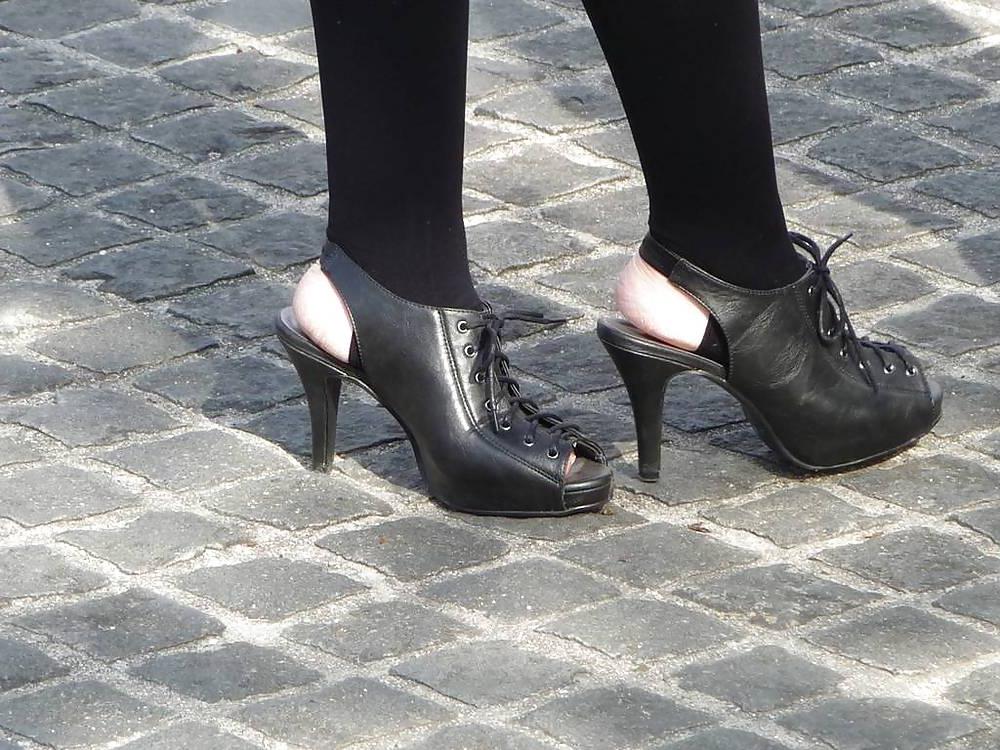 11P Japanese Candids - Feet on the Street 13