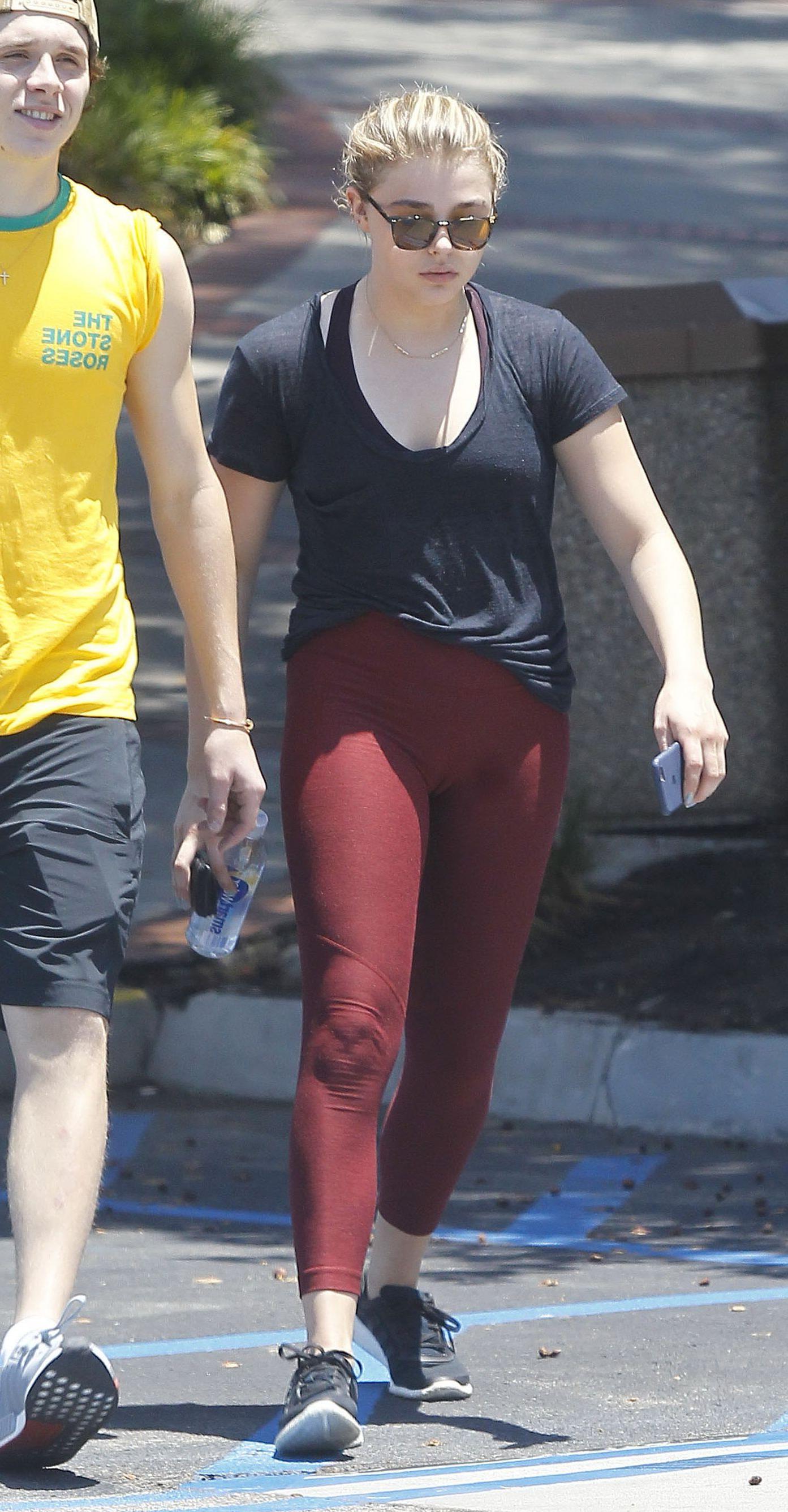4P Chloe Moretz Cameltoe Photos
