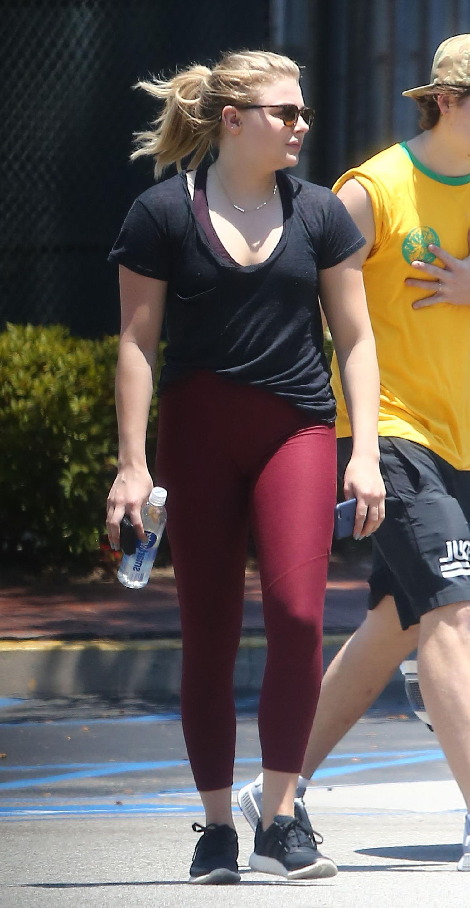 4P Chloe Moretz Cameltoe Photos
