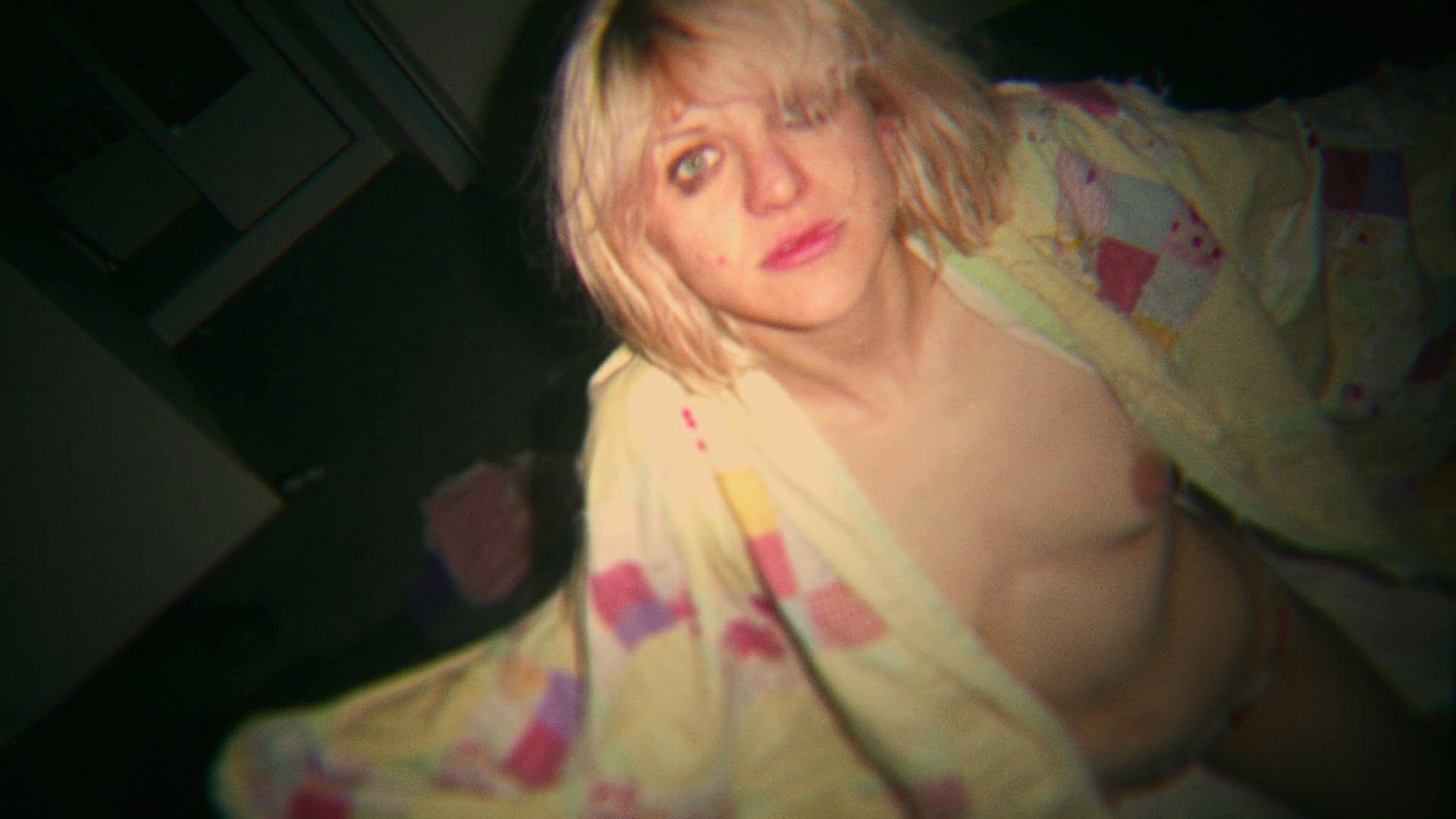 7P Nude Photos of Courtney Love