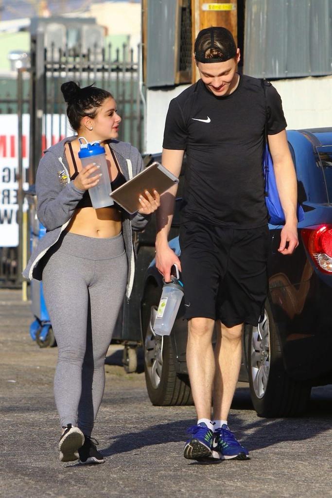 13P Ariel Winter Cameltoe