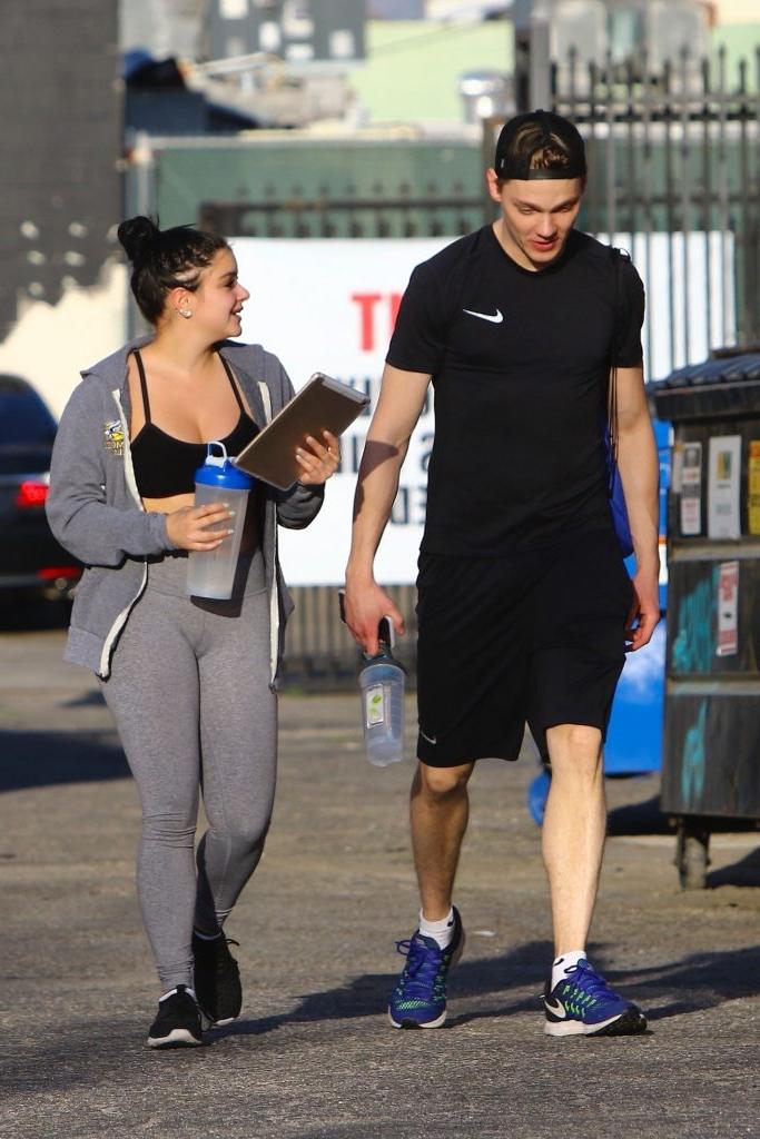 13P Ariel Winter Cameltoe