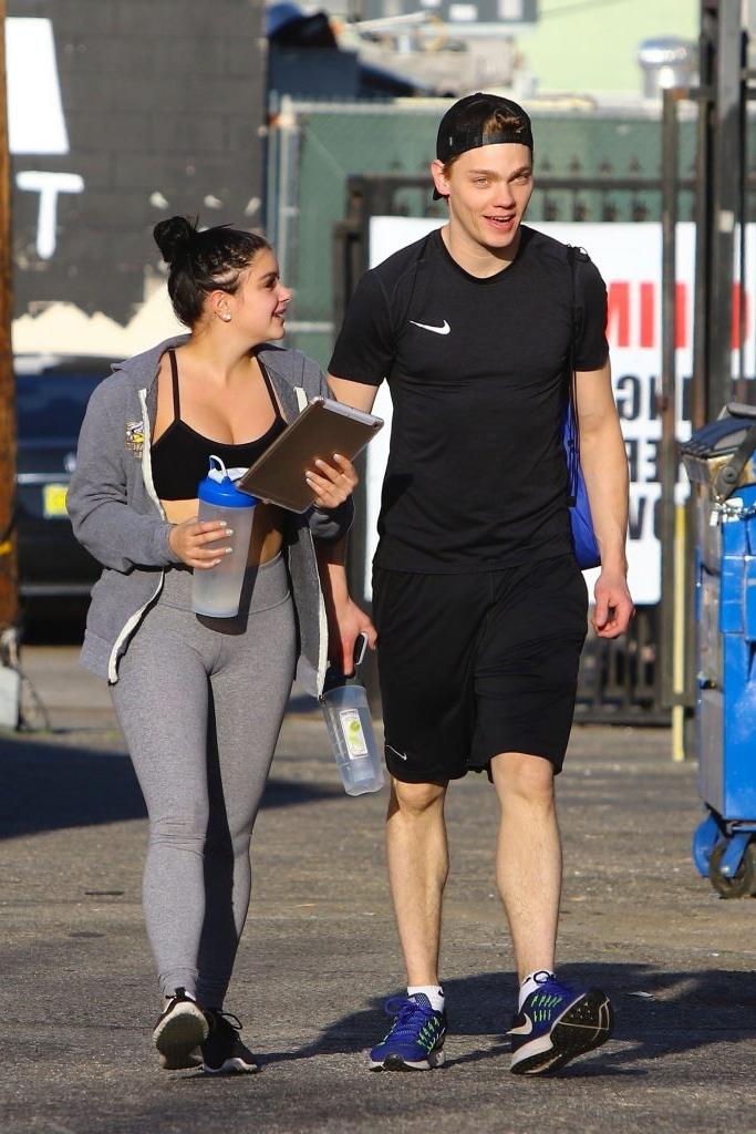 13P Ariel Winter Cameltoe