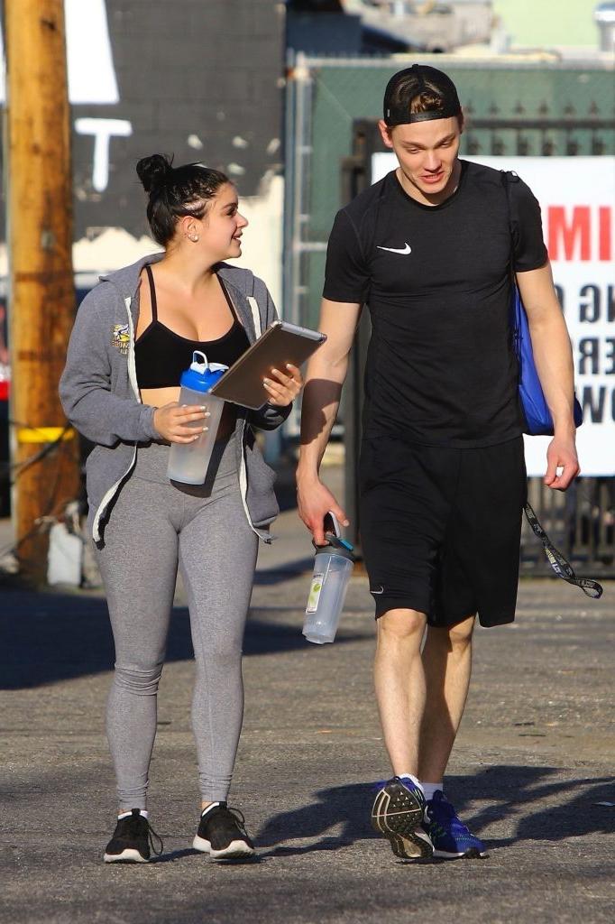 13P Ariel Winter Cameltoe