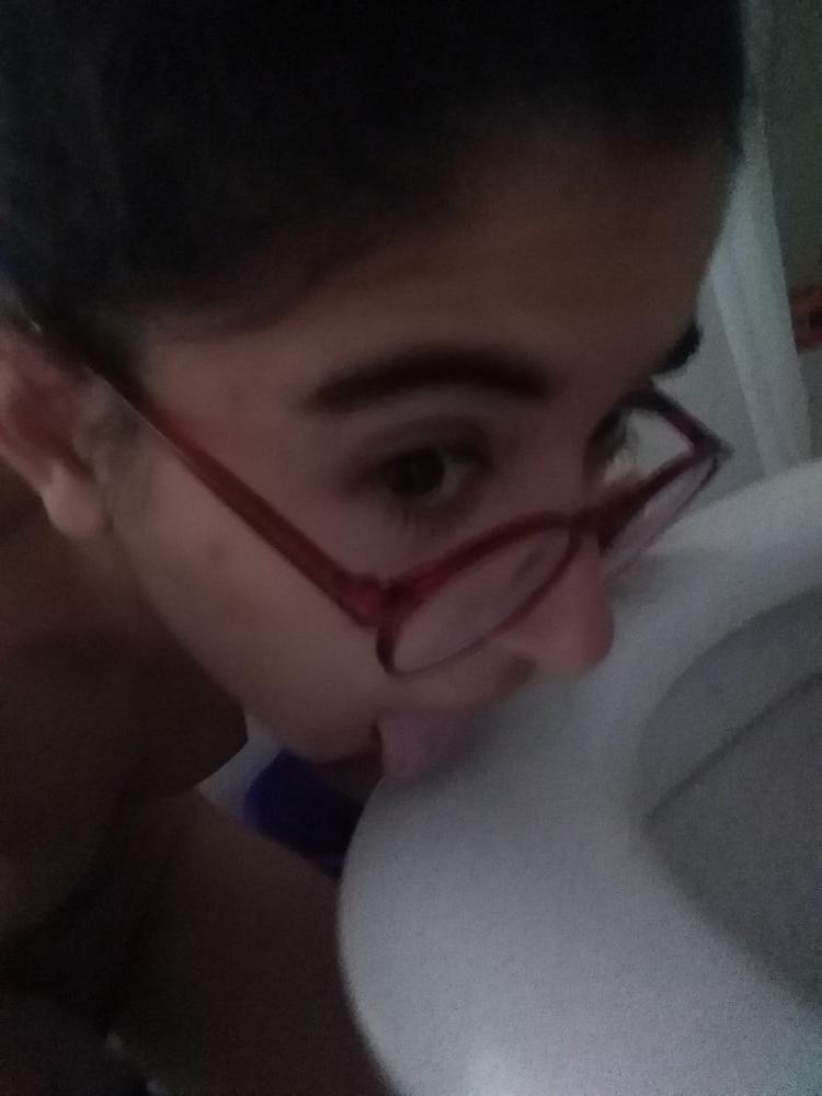 8P Tinny slut love drink piss