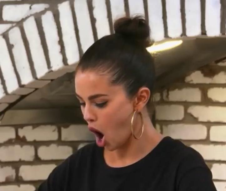 20P SELENA GOMEZ ... ORGASM BEHIND THE SCENES !!!