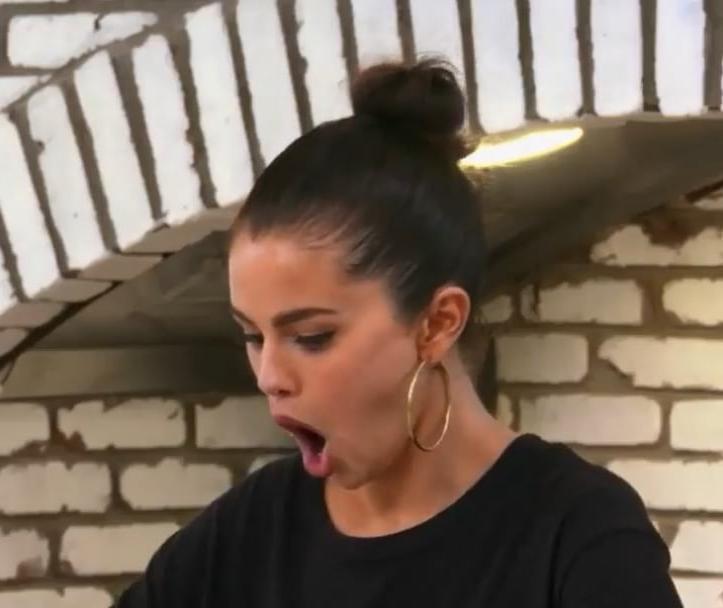 20P SELENA GOMEZ ... ORGASM BEHIND THE SCENES !!!