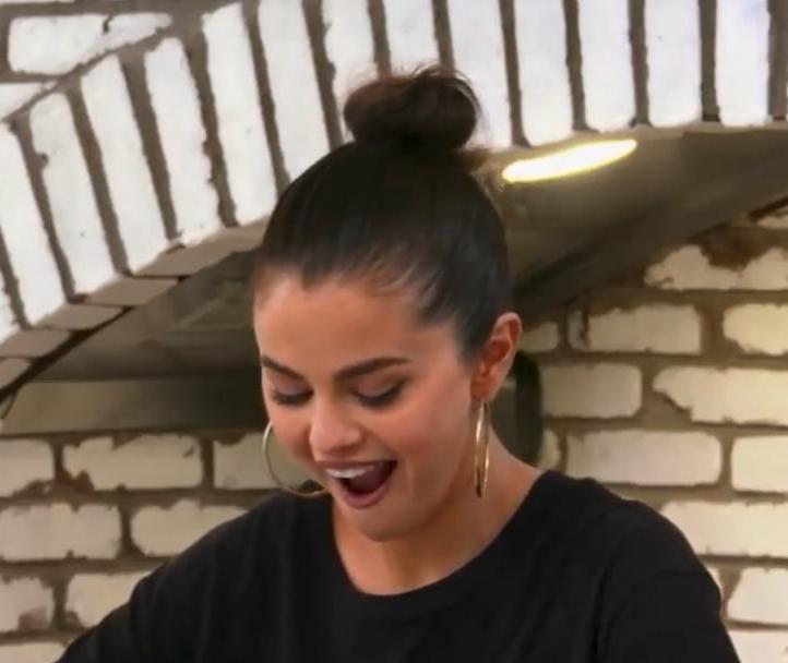 20P SELENA GOMEZ ... ORGASM BEHIND THE SCENES !!!