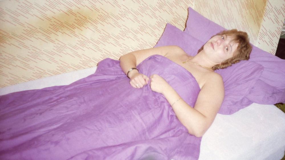 25P Amateur Manuela naked at home